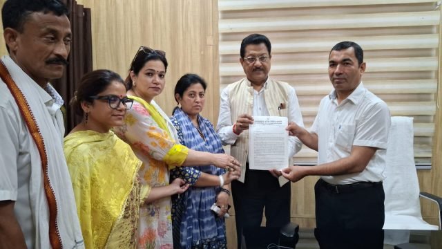 Congress submitted a memorandum to PM Modi demanding a disaster relief package of Rs 20,000 crore