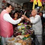 The Chief Minister interacted with traders and the general public at Garhi Cantt market.