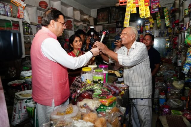 The Chief Minister interacted with traders and the general public at Garhi Cantt market.
