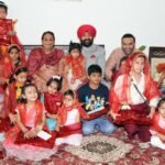 The Governor worshipped girls in the form of Goddess on Ashtami.