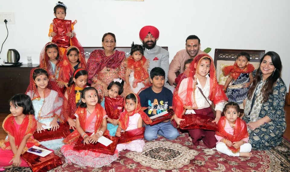 The Governor worshipped girls in the form of Goddess on Ashtami.