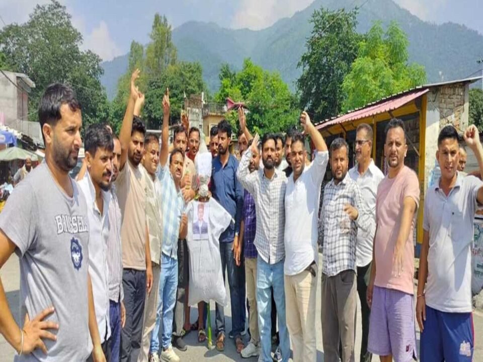 Youth Congress roared against the copying mafia and the state government.