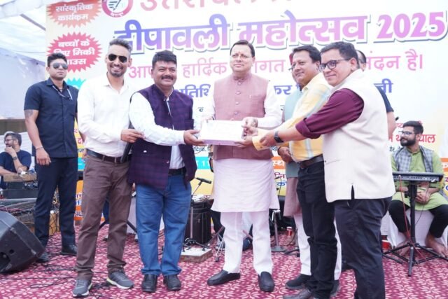 CM Dhami participated in the Diwali Mahotsav-2025 program organized by the Uttaranchal Press Club.