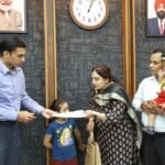 Teacher Kanika reached the Collectorate with her little daughters to thank the DM; got solution; salary; certificate