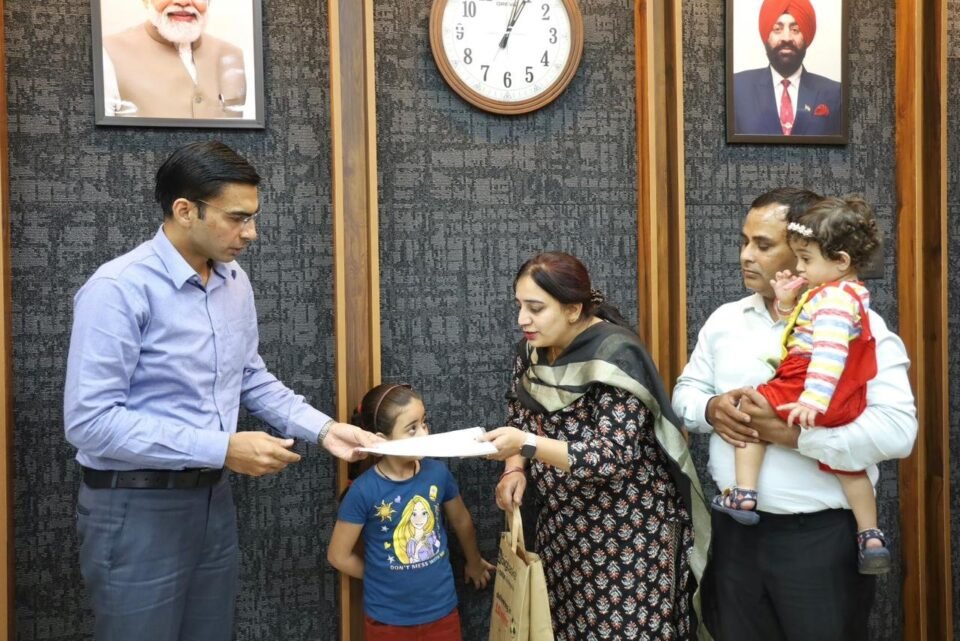 Teacher Kanika reached the Collectorate with her little daughters to thank the DM; got solution; salary; certificate