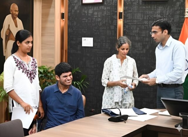 The bank returned the house documents to the grieving widow Shobha, who along with her family reached the collectorate to thank her The bank returned the house documents to the grieving widow Shobha, who along with her family reached the collectorate to thank her.
