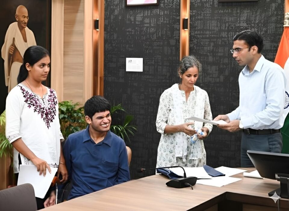 The bank returned the house documents to the grieving widow Shobha, who along with her family reached the collectorate to thank her.
