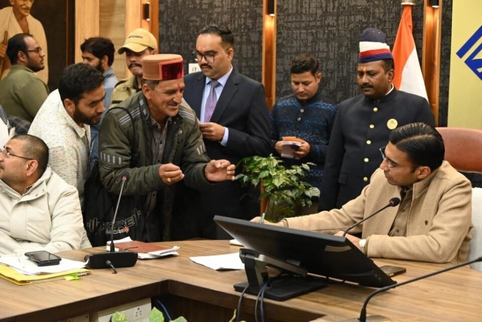 102 problems registered in DM's Janta Darshan programme, many cases resolved on the spot