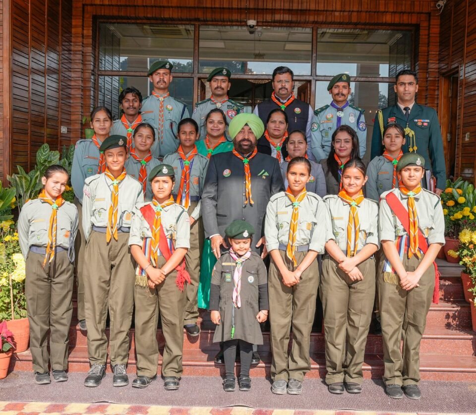 Delegation of Hindustan Scouts and Guides met the Governor