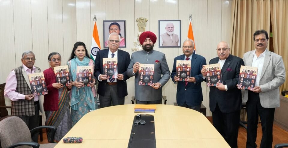 Officials of Reach organization met Governor Lieutenant General Gurmeet Singh (retd) at Raj Bhavan on Tuesday and gave a presentation regarding the Heritage Festival organised every year in Dehradun.