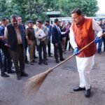 Seeing the dirt during a surprise inspection of ISBT, the Chief Minister himself picked up the broom.