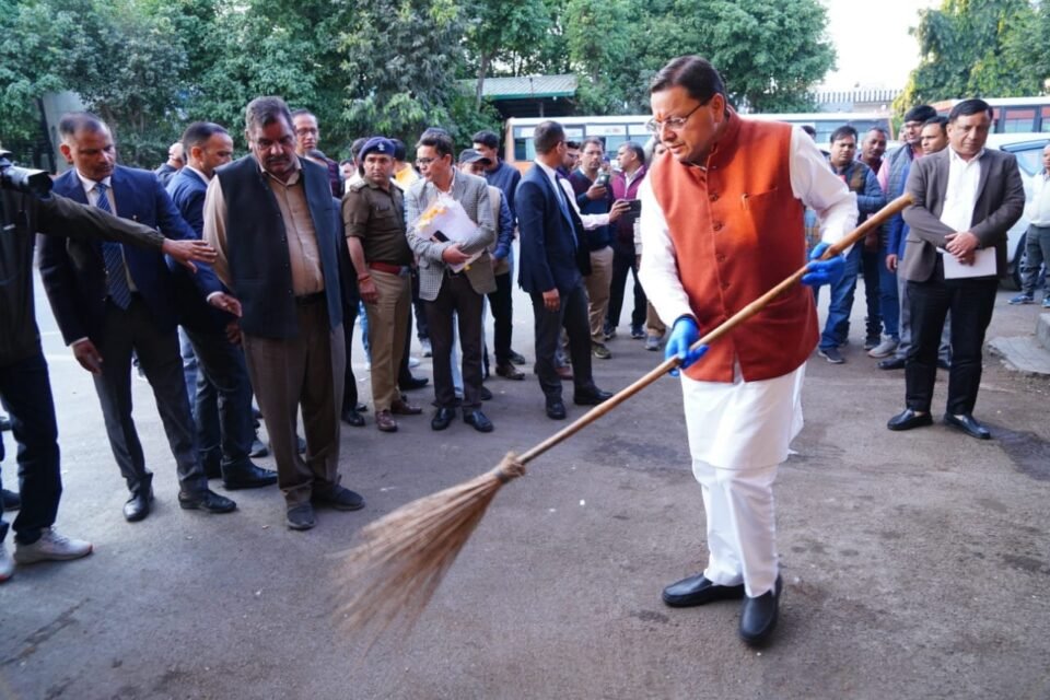 Seeing the dirt during a surprise inspection of ISBT, the Chief Minister himself picked up the broom.