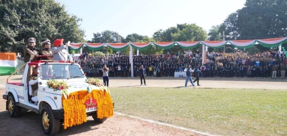 The Governor took the salute at the ceremonial parade during the Silver Jubilee celebrations of the State's establishment.