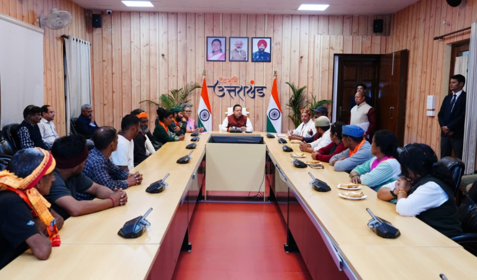 The delegation agitating for strengthening health services in Chaukhutia met CM Dhami.