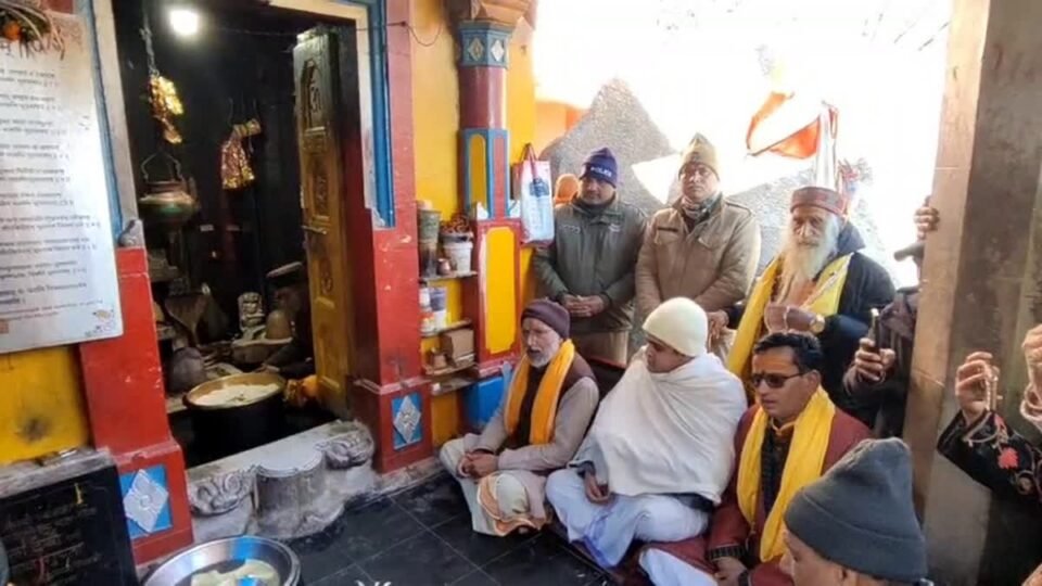 The doors of Adi Kedareshwar and Shankaracharya temples were closed.