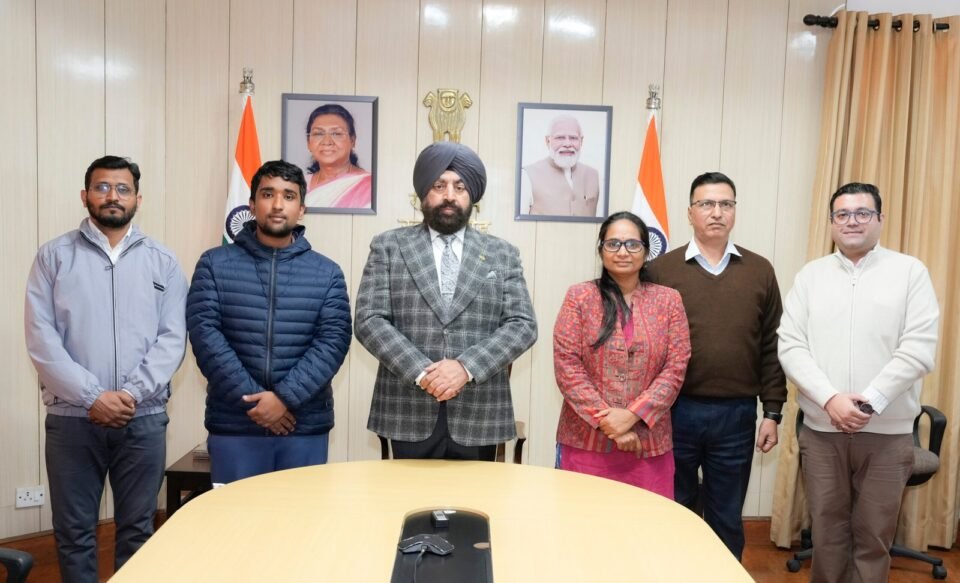 Governor reviews various ongoing projects related to technological innovations