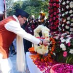 The Chief Minister paid tribute to the brave martyrs by laying a wreath at the Martyrs' Memorial on Vijay Diwas (Victory Day).