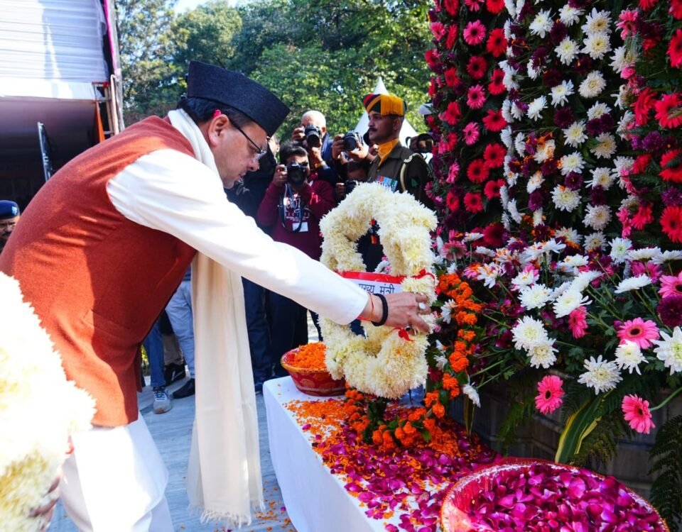 The Chief Minister paid tribute to the brave martyrs by laying a wreath at the Martyrs' Memorial on Vijay Diwas (Victory Day).