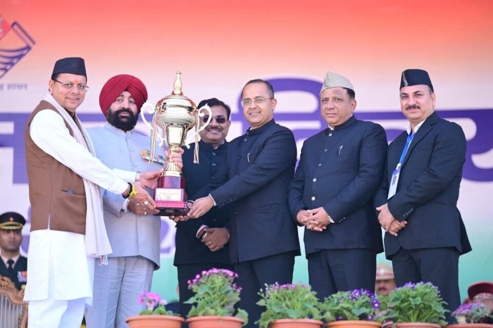 On the occasion of Republic Day, the Governor hoisted the national flag at Lok Bhawan and the parade ground.