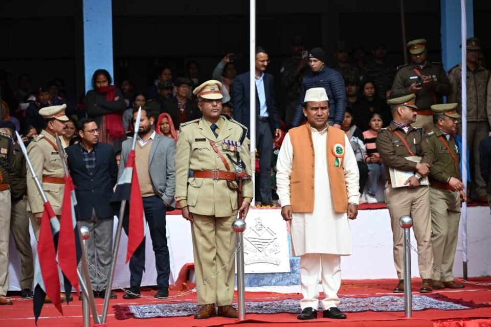 The minister in charge, Dr. Dhan Singh Rawat, hoisted the flag and took the salute at the parade.