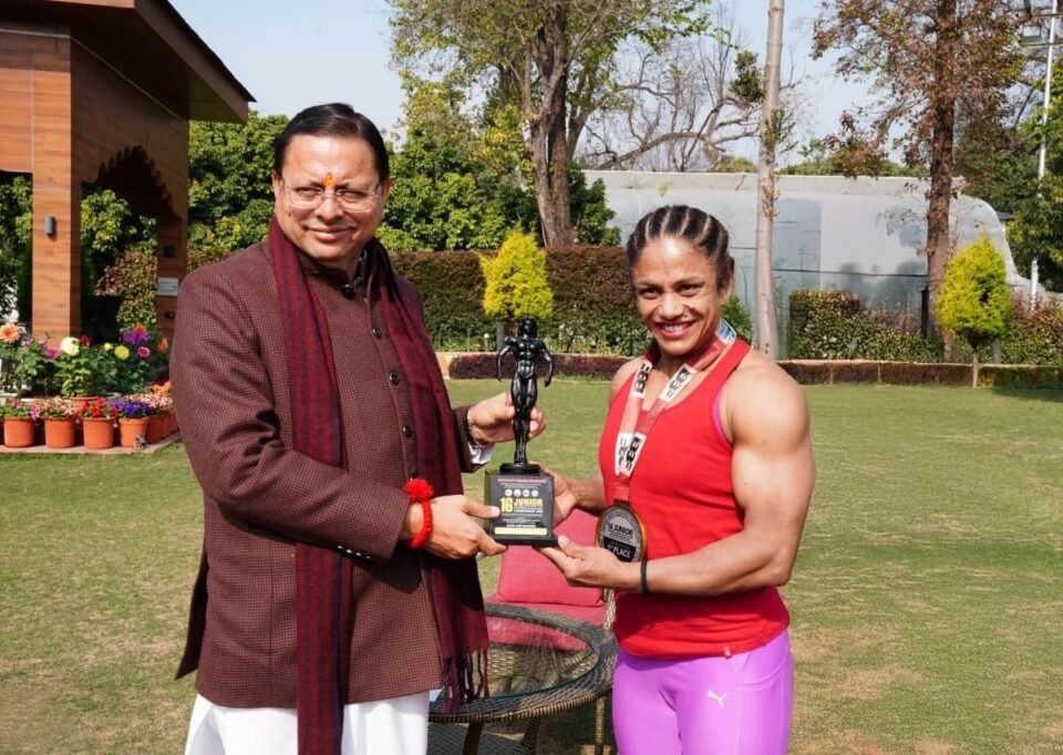 Chief Minister Dhami honored bodybuilder Pratibha Thapliyal