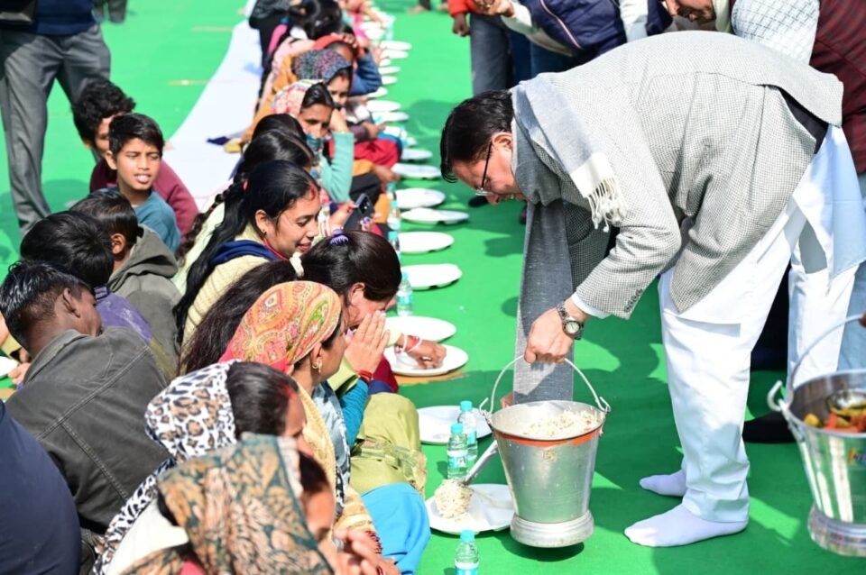 Chief Minister Dhami participated in the Magh Khichdi feast and Khadi Holi celebrations at Tanakpur Sharda Ghat.