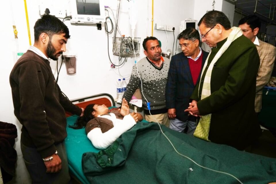 Chief Minister Dhami visited Doon Hospital and inquired about the condition of the passengers injured in the Kwanu-Meenas motor road accident.