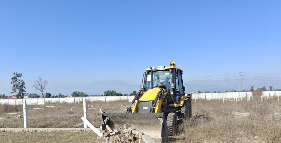 The Mussoorie-Dehradun Development Authority (MDDA) took strict action, demolishing illegal plots being developed on 125 bighas of land.