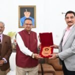 Lieutenant General DS Rana, Colonel of the Regiment of the Garhwal Rifles, met with the Minister for Soldiers' Welfare.
