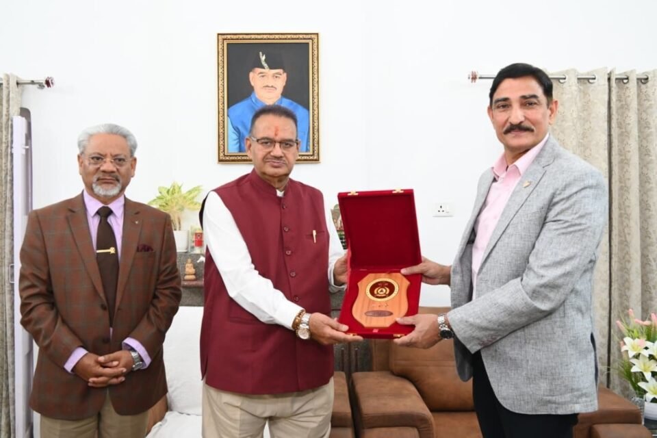 Lieutenant General DS Rana, Colonel of the Regiment of the Garhwal Rifles, met with the Minister for Soldiers' Welfare.