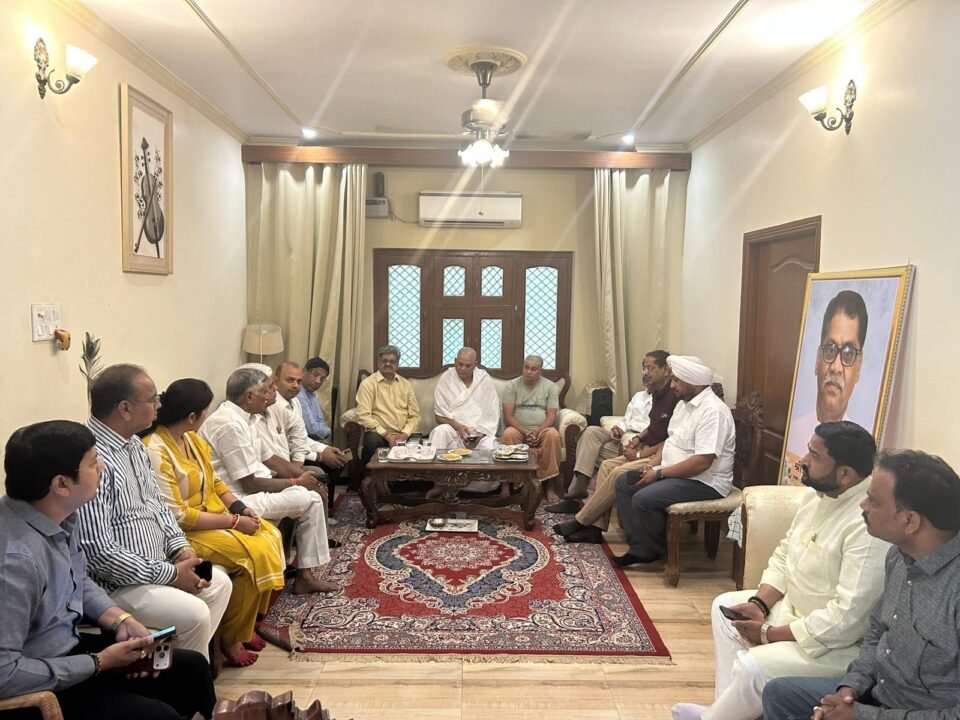 Office bearers of FAME arrived at the Varanasi residence of Prem Mishra—a merchant leader known for his amiable personality—to pay their tributes.