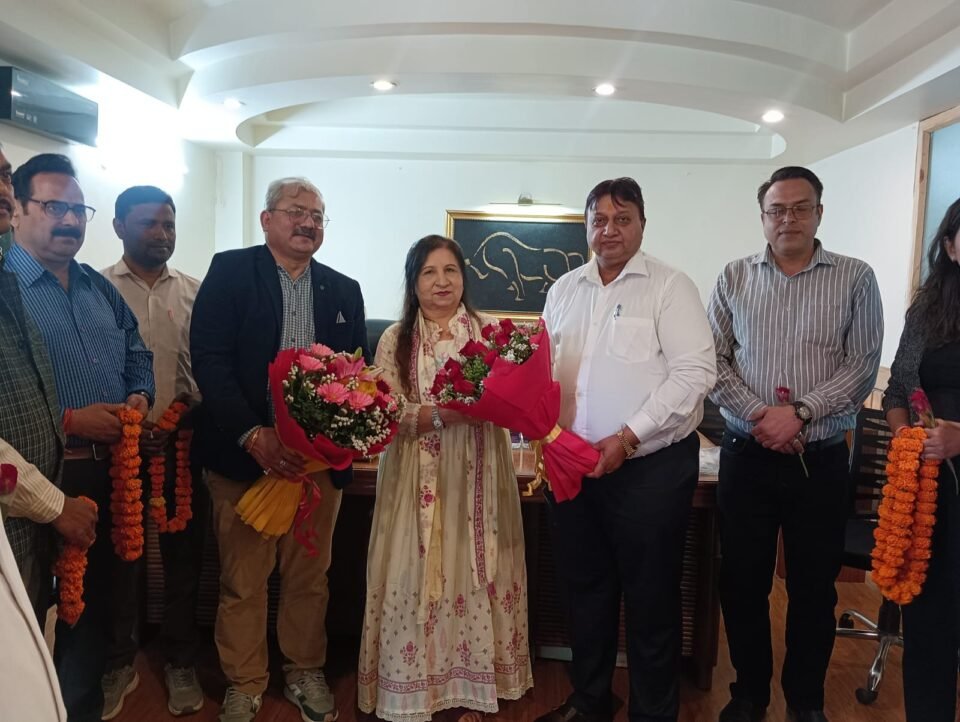 Saroj Sharma, National President (Women's Wing) of the Bharatiya Vyapar Mandal, is on a visit to Uttarakhand.