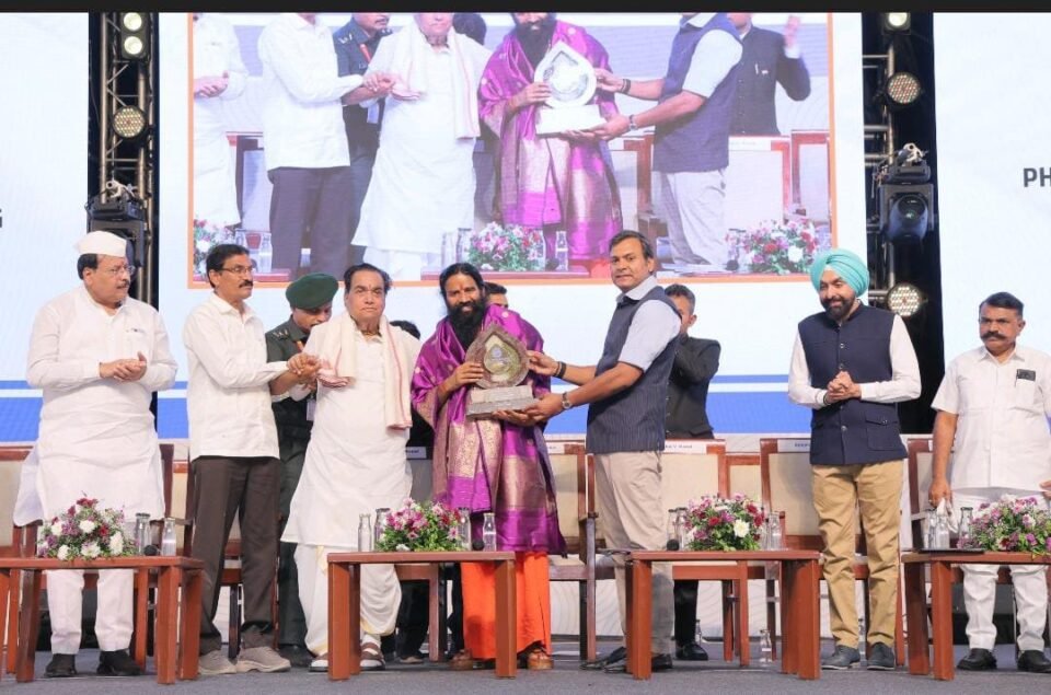 Swami Ramdev and Ronjan Singh Sodhi participated in the inauguration of the Life Transformation Center; Chief Ministers Devendra Fadnavis and Shivraj Singh Chouhan lauded the initiative.
