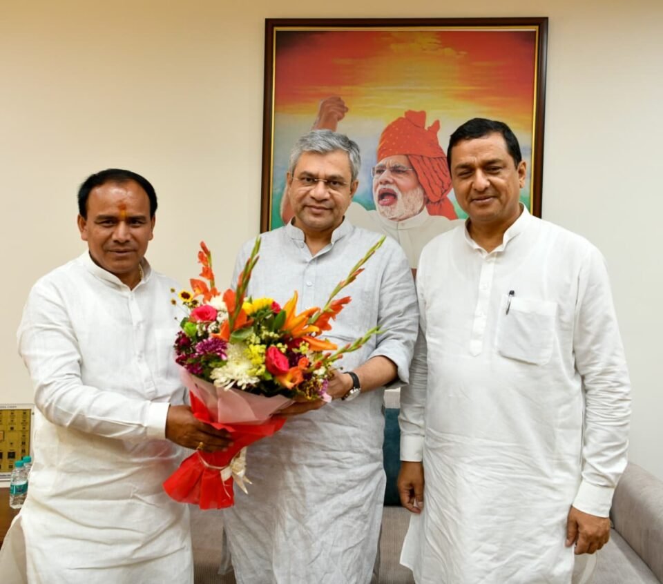 Cabinet Minister Dr. Dhan Singh Rawat met Union Railway Minister Ashwini Vaishnaw.