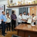Dr. Anil Verma receives the DAV College Raktbhushan Lifetime Achievement Award for donating blood 155 times.