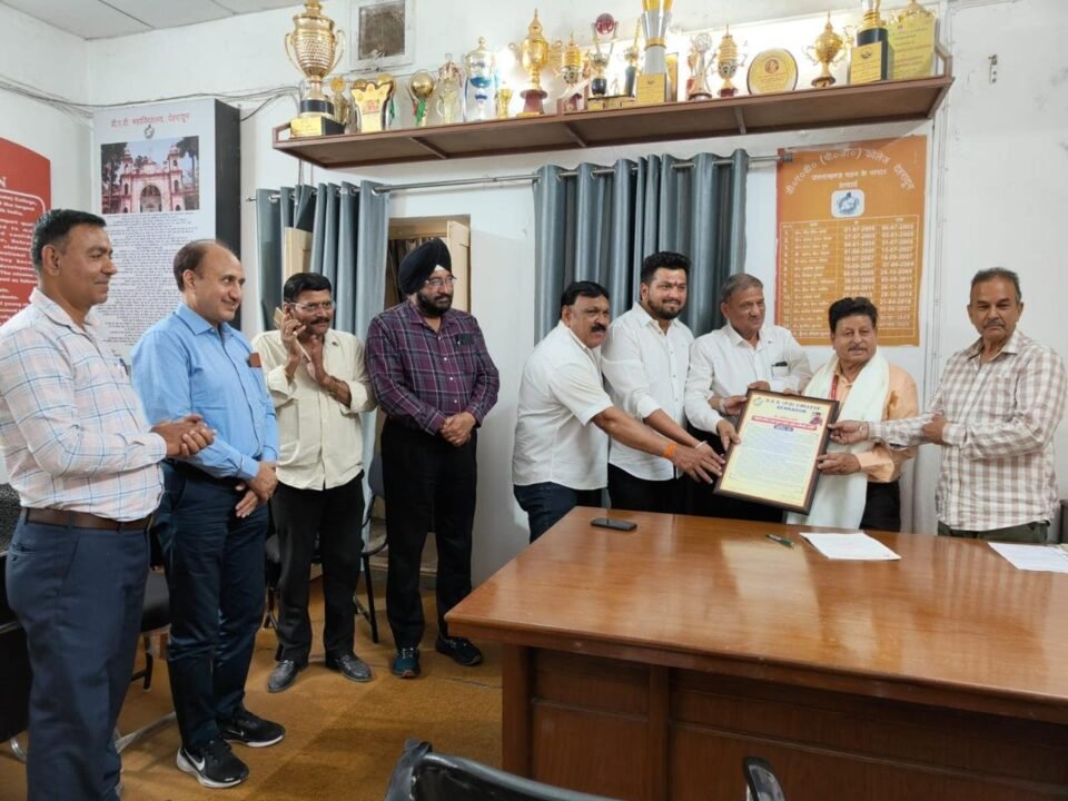 Dr. Anil Verma receives the DAV College Raktbhushan Lifetime Achievement Award for donating blood 155 times.