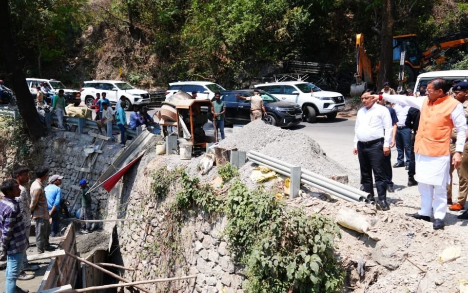 The Chief Minister conducted an on-site inspection of the bridge under construction at the Shiv Temple on Mussoorie Road.