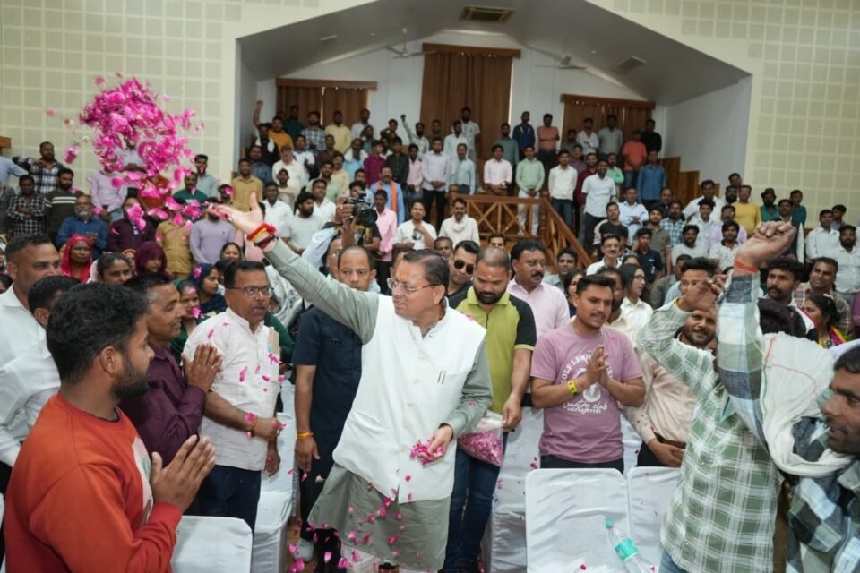 The Chief Minister participated in the gratitude rally organized by the Uttarakhand Local Body Employees' Joint Front.