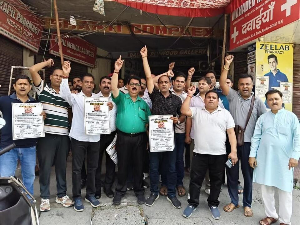 All medical stores in Roorkee closed in protest against online medicine sales.