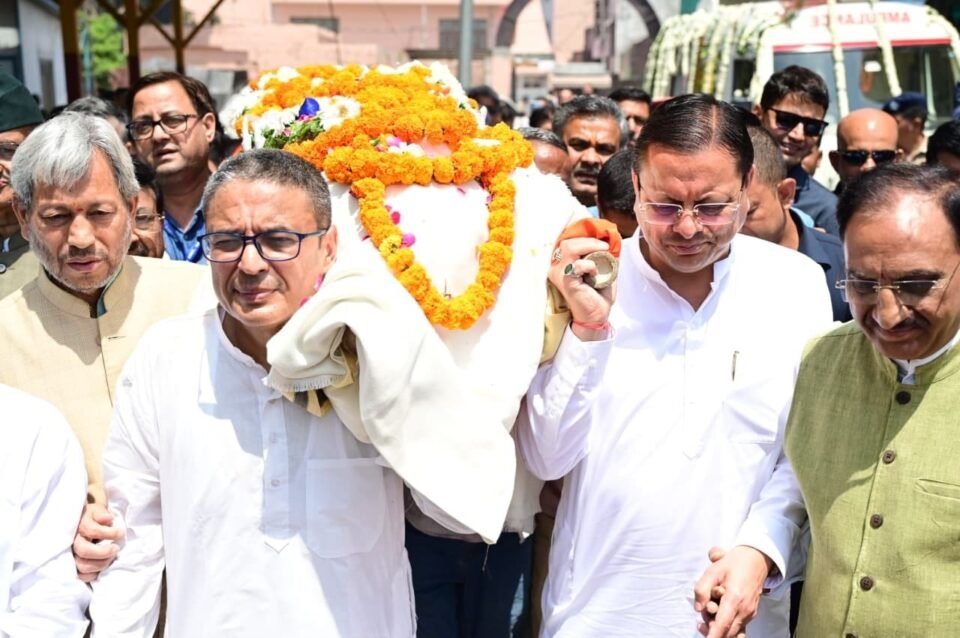 Chief Minister Dhami gave a final farewell by shouldering the mortal remains.