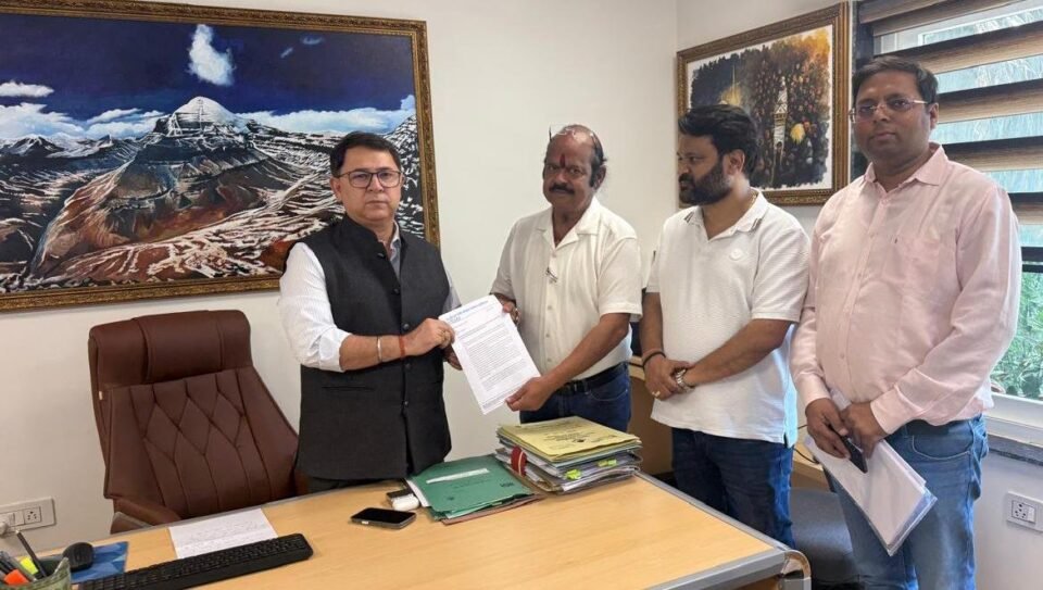 Contractors from the Devbhoomi Jal Shakti Contractor Welfare Association met with the Secretary of Drinking Water, Ranveer Singh Chauhan.