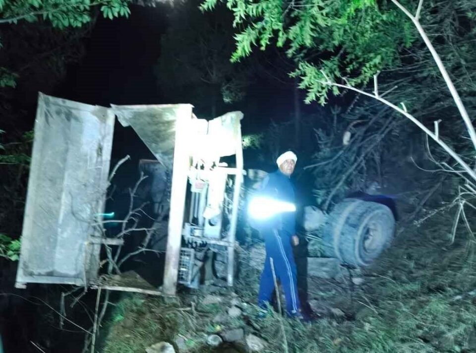 Dumper falls into gorge in Salt; driver dies.