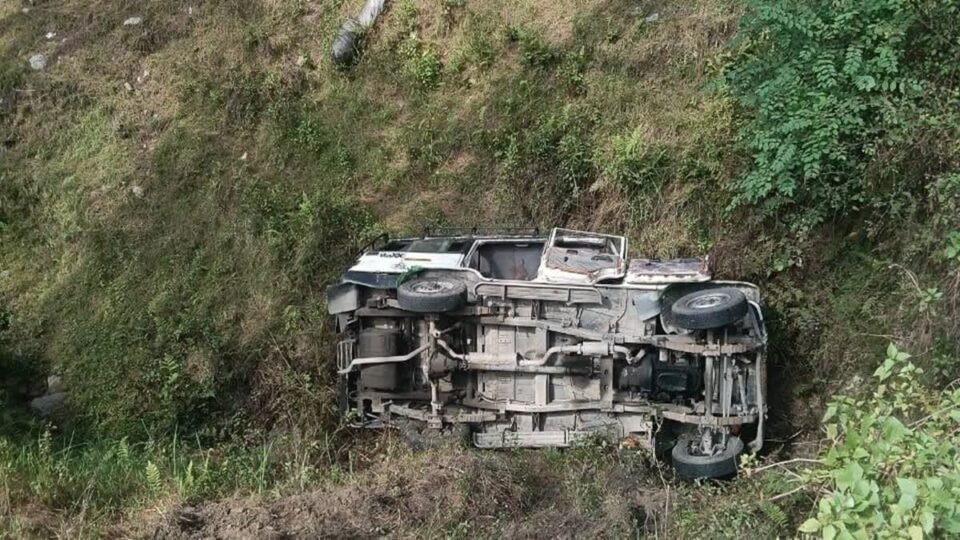 A 'Max' vehicle carrying pilgrims to Jageshwar Dham plunged into a deep gorge; 11 people were injured.
