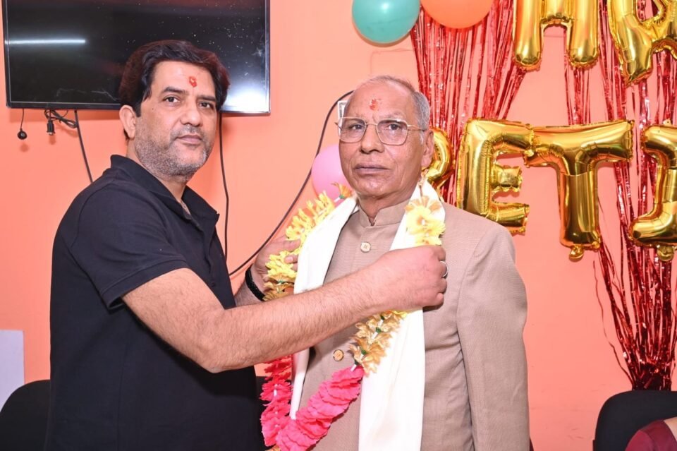 District Pharmacy Officer Naveen Chandra Joshi was given a retirement farewell at CHC Bhikiasain as well, following the one held in Almora.