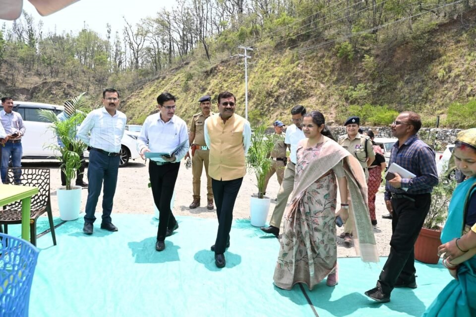 Inspection of Bajrang Setu and Hilans Himalayan Bhojanalaya in Tehri Garhwal by the Chief Secretary of Uttarakhand.