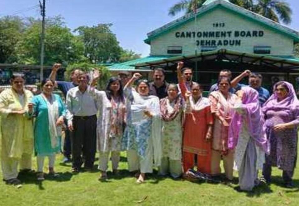 People of Nageshwar Dakra erupted in anger over drinking water crisis.