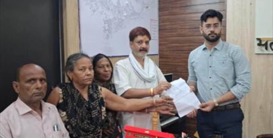Protest against harassment in the name of anti-enccroachment drives; small traders submit memorandum.