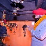 The Governor offered prayers at the Gyanvriksh and Karkateshwar Temple in Kakrighat.