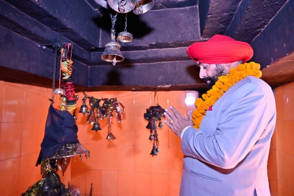 The Governor offered prayers at the Gyanvriksh and Karkateshwar Temple in Kakrighat.