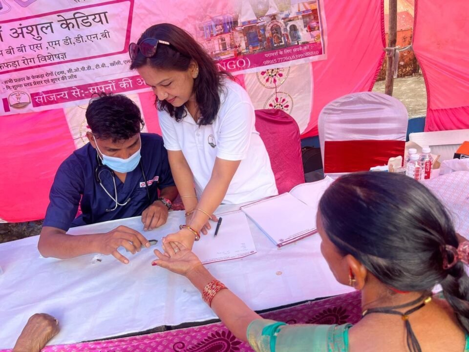 Under the aegis of the Sapno Ki Asha Sansthan, a free health camp was organized at the Binsar Mahadev Temple in Sauni in collaboration with the team from Ujala Cygnus Hospital, Haldwani; 112 patients underwent health check-ups.